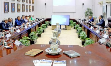 وزير السياحة والآثار يعقد اجتماعاً لمناقشة ملف تعزيز الوعي السياحي