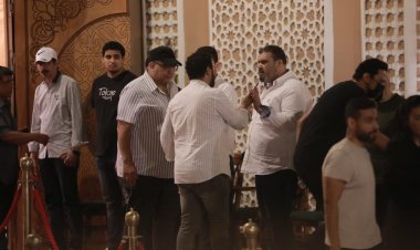 بالصور.. نجوم الفن يشاطرون أحمد فتحي في عزاء والده