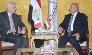 النقل تبحث مع سفير فرنسا تصنيع وتوريد 55 قطارا مكيفا بالخط الأول للمترو