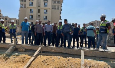 نائب وزير الإسكان يتفقد مشروع سور مجرى العيون