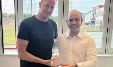 «أبوعبلة» يهدي درع الأهلي لطبيب نادي بايرن ميونيخ| صور