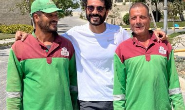 خالد النبوي يوجة التحية للعمال وينشر صورته معهم