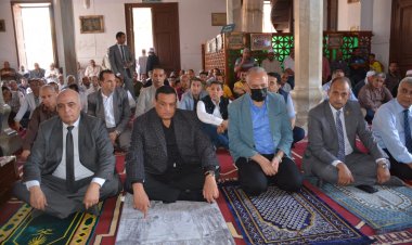 محافظ البحيرة ووزير الرى يؤديان صلاة الجمعة بمسجد أبو مندور برشيد