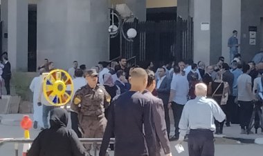 وصول أسرة «نيرة أشرف» إلى محكمة جنايات المنصورة.. صور