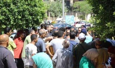 مواطن يبكي من أمام المحكمة: «سيبت بنتي في العمليات وجيت أدعم قضية نيرة»