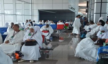 توافد البعثة الرسمية للحجاج على مطار القاهرة.. استعدادا للسفر للأراضي المقدسة