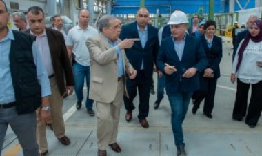 وزير الإنتاج الحربي يتفقد شركة حلوان للصناعات غير الحديدية