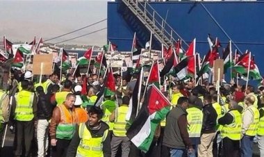 اعتصام عمال شركة العقبة بالأردن  بسبب انتشار الغاز وعدم توفير السلامة العامة