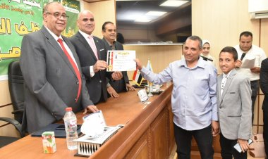 في احتفالية يوم التميز الإداري الأول.. جامعة الأقصر تكرم 70 موظفًا