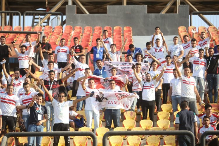 جماهير الزمالك تُحيي اللاعبين أثناء الإحماء قبل انطلاق القمة