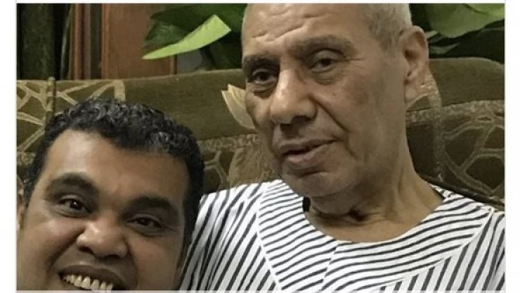وصول جثمان والد الفنان أحمد فتحي إلى مسجد الحصري