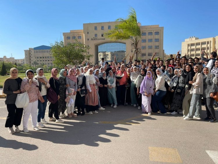 بالورود وممر شرفي.. طلاب يودعون أستاذهم في كلية العلوم بكفر الشيخ