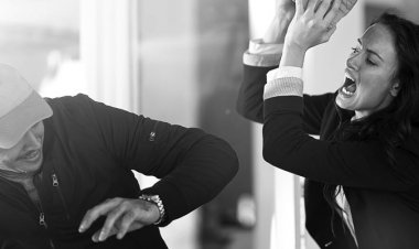 متصل يستغيث على الهواء: مراتي بتضربني وبتهزقني وواخدة كل فلوسي وأنا ماليش حد