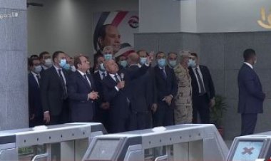 السيسي يصل إلى محطة بدر بالقطار الكهربائي LRT.. ويستعرض البنية الإنشائية