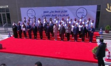 السيسي يلتقط صورة تذكارية خلال افتتاح محطة عدلي منصور المركزية