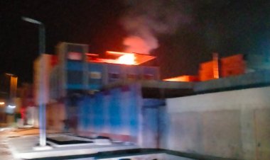 حريق يلتهم مصنع مستحضرات تجميل بـ15 مايو.. صور