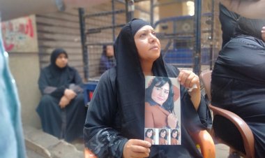 انهيار أسرة المذيعة شيماء جمال أمام مشرحة زينهم قبل تسلم جثمانها.. صور