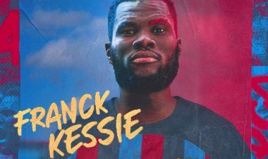 برشلونة يعلن ضم فرانك كيسي «لاعب الوسط الكامل»