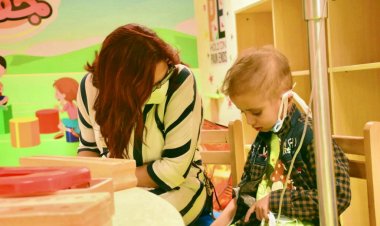 مستشارة جامعة كامبريدج تدعم محاربي السرطان في الأقصر