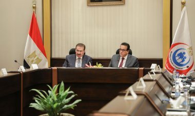 خالد عبد الغفار يبحث توفير وصيانة سيارات الإسعاف والعيادات المتنقلة