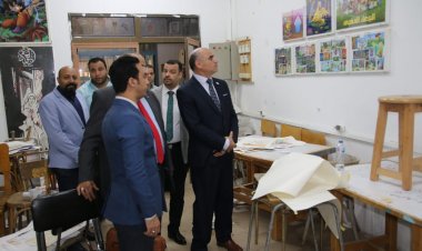 رئيس جامعة الأقصر ونائبه يتفقدان مشروعات تخرج طلاب كلية الفنون الجميلة