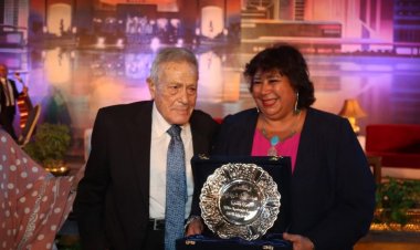 وزيرة الثقافة تكرم السفير عبد الرؤوف الريدي بمناسبة بلوغه عامه التسعين بالأوبرا