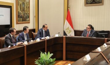 خالد عبدالغفار يستعرض إنجازات مبادرات الصحة العامة والتأمين الصحي الشامل