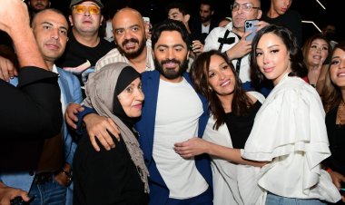 والدة تامر حسنى وزوجته يحضران العرض الخاص لفيلم «بحبك»