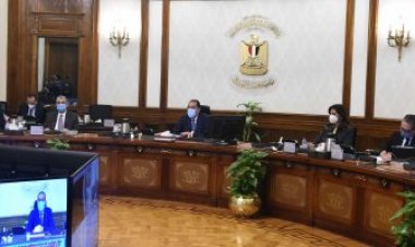 رئيس الوزراء يدعو المواطنين للالتزام بارتداء الكمامة خلال إجازة العيد