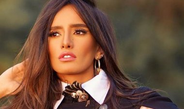 زينة تهنئ جمهورها بعيد الأضحى من أمام المسجد النبوي