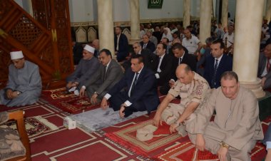 وسط حشد كبير من المواطنين.. محافظ البحيرة يؤدي صلاة العيد بمسجد التوبة في دمنهور