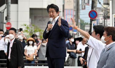 معلومات خاطئة وراء الكارثة.. أسرار جديدة في واقعة اغتيال رئيس وزراء اليابان السابق