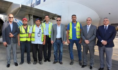 بالصور.. وزير الطيران يتابع التشغيل بمطار القاهرة ويهنئ العاملين والمسافرين بالعيد