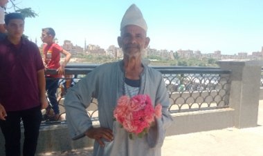 محمد سلامة..  بائع ورود منذ نصف قرن