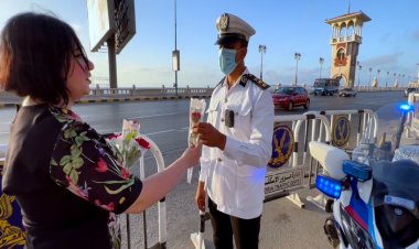 بالورود والهدايا.. «الداخلية» تشارك المواطنين احتفالات عيد الأضحى المبارك