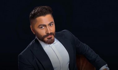 تامر حسني يرد على انتقادات بعض الصحف المحلية لفيلمه «بحبك» بإشادة له في مجلة أجنبية