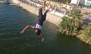 القفز من أعلى كوبرى بنها في النيل خلال احتفالات العيد 