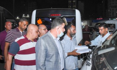 سكرتير محافظة الإسكندرية يتفقد المواقف للتأكد من تركيب بانرات وملصقات التعريفة الجديدة