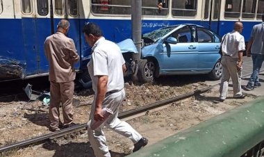 إصابة 3 أشخاص في حادث تصادم سيارة مع ترام الرمل بالإسكندرية