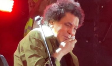 بكاء محمد منير فى حفله بالإسكندرية بسبب افتفاده لصديقه العازف رومان بونكا