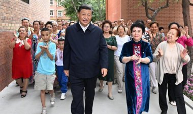 شي جين بينغ يشاهد عرضا لملحمة «ماناس»