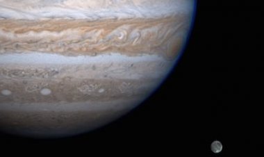 مساء الثلاثاء.. القمر يقترن بالمشترى في ظاهرة تشاهد بالعين المجردة