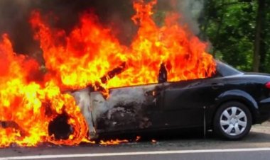 حريق يلتهم سيارة ملاكي أعلى كوبري بمدينة نصر 