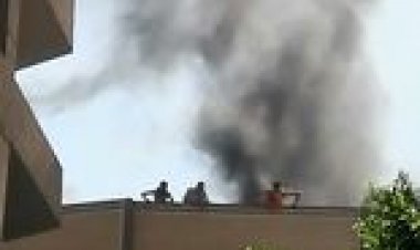 نشوب حريق  أعلى سطح عقار بمنطقة الدقي.. صور