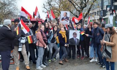الجالية المصرية في برلين تستقبل الرئيس بـ«الأعلام والهتافات والأغاني الوطنية»