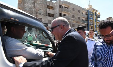 محافظ قنا يفاجئ مواقف سيارات الأجرة للتأكد من إلتزام السائقين بالتعريفة الجديدة
