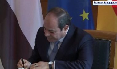 الرئيس السيسي يوقع في دفتر التشريفات بالقصر الرئاسي الألماني