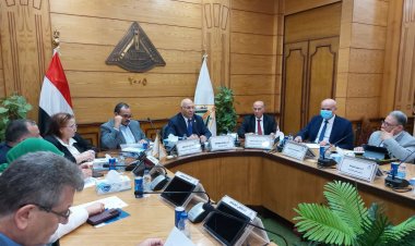 رئيس جامعة بنها يناقش تفاصيل استعدادات استقبال الطلاب الجدد