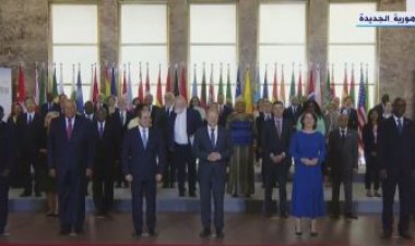 السيسي يلتقط صورة تذكارية مع المشاركين في حوار بيترسبورج للمناخ