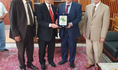 رئيس جامعة المنوفية يستقبل المستشار خفاجي وكلية الحقوق تمنحه درعها